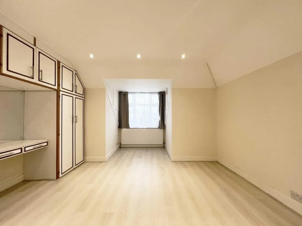 5 bedroom semi-detached house for rent