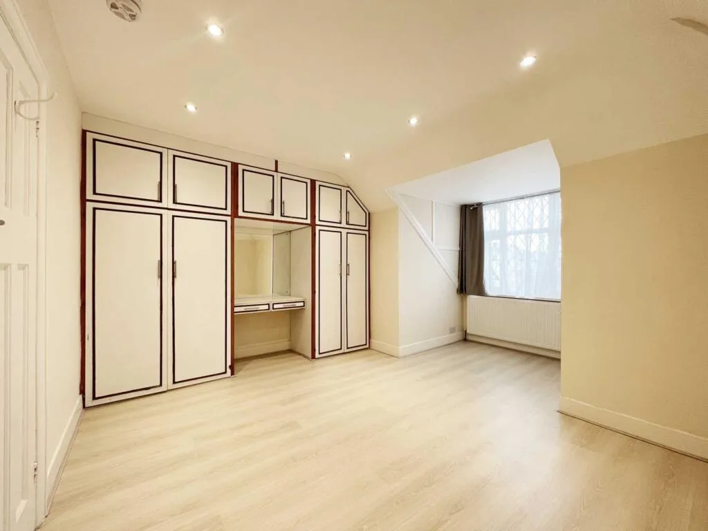 5 bedroom semi-detached house for rent