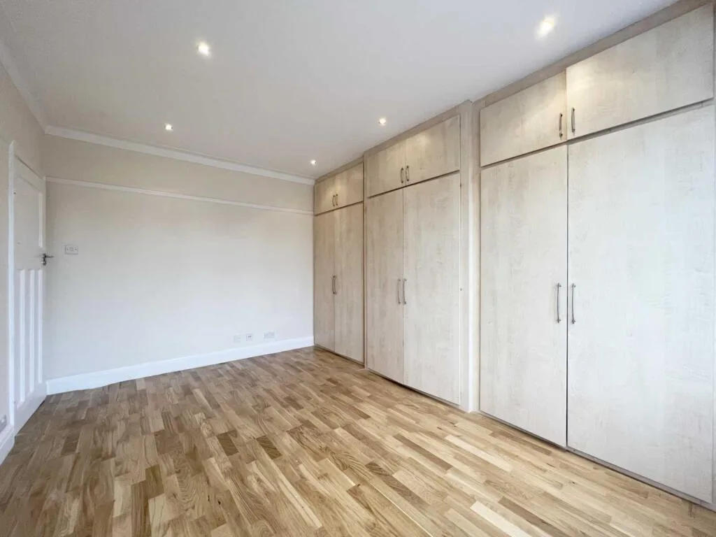 5 bedroom semi-detached house for rent