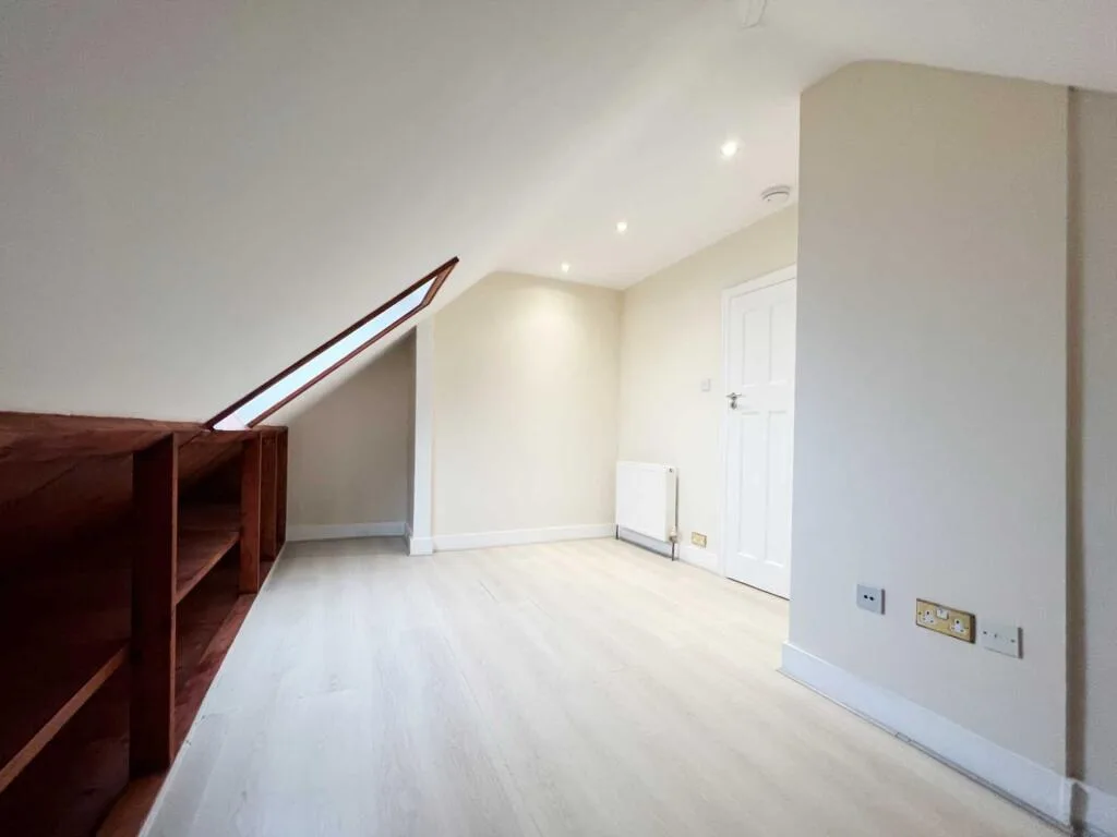 5 bedroom semi-detached house for rent