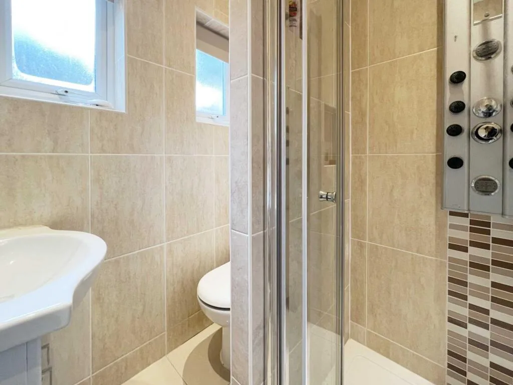 5 bedroom semi-detached house for rent