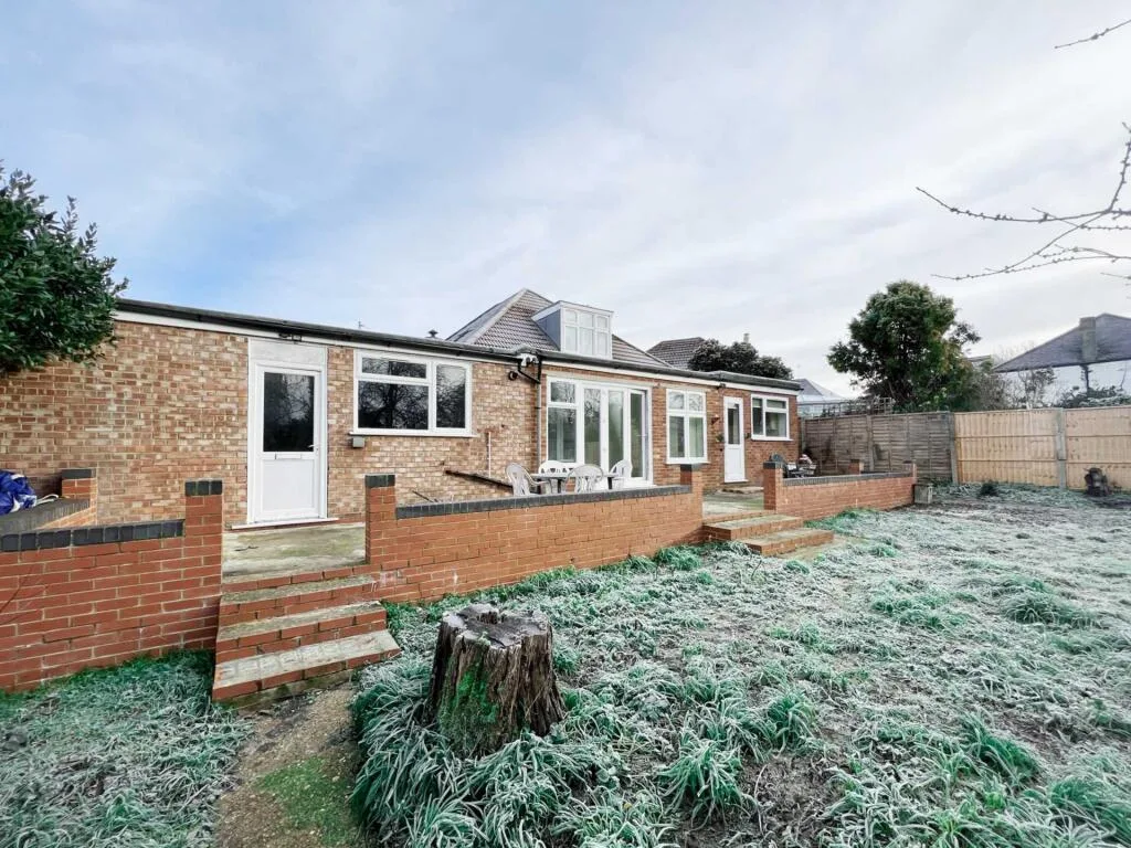 5 bedroom semi-detached house for rent