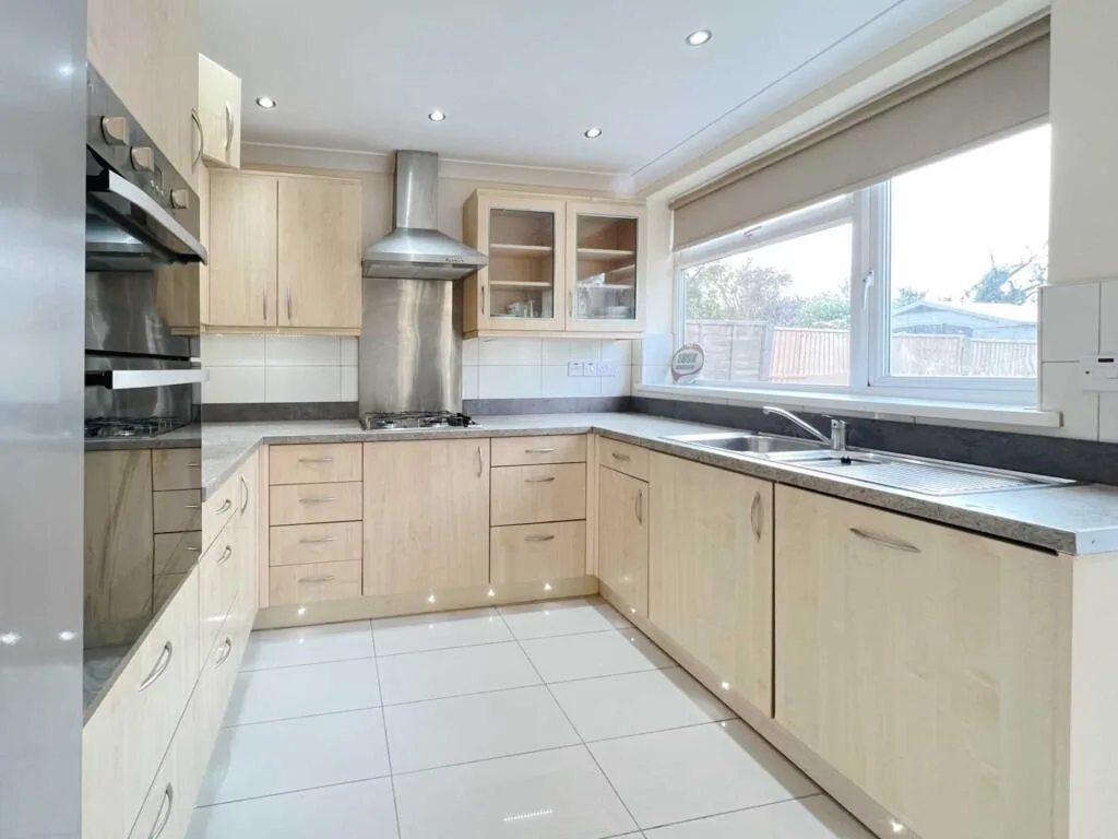 5 bedroom semi-detached house for rent