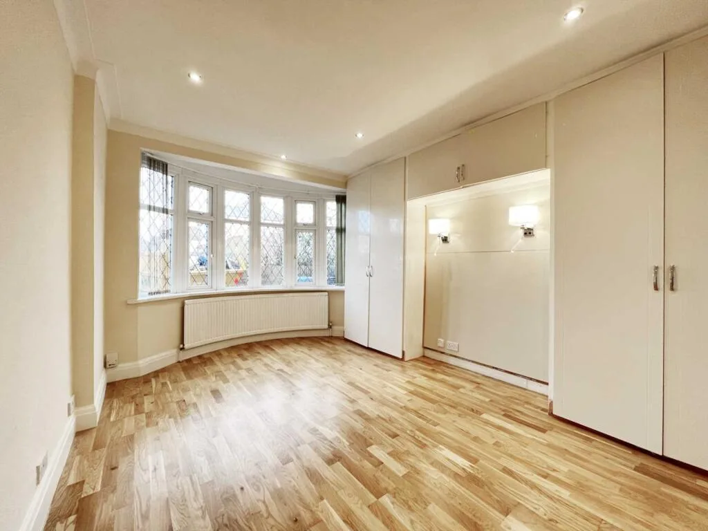 5 bedroom semi-detached house for rent