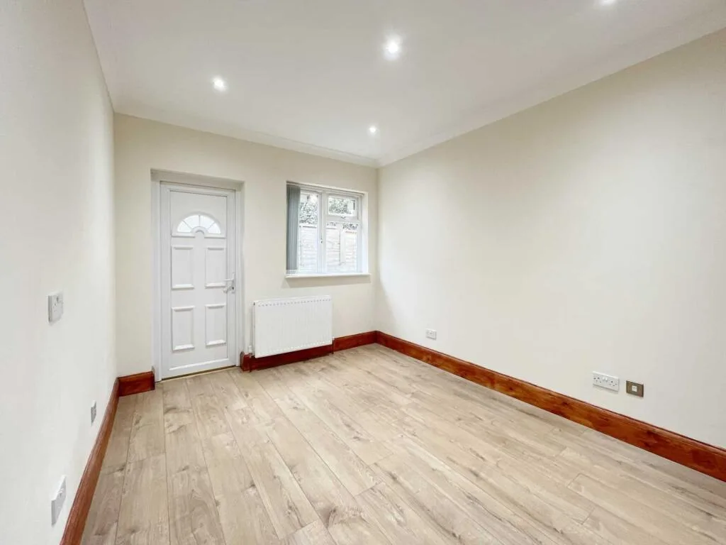 5 bedroom semi-detached house for rent