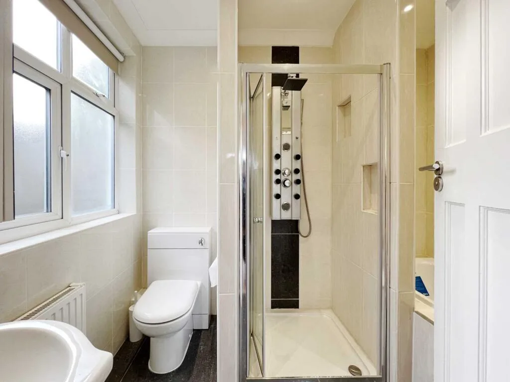 5 bedroom semi-detached house for rent