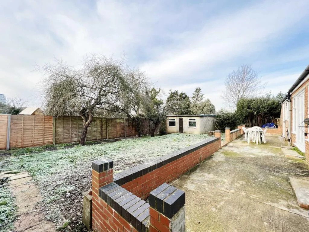 5 bedroom semi-detached house for rent