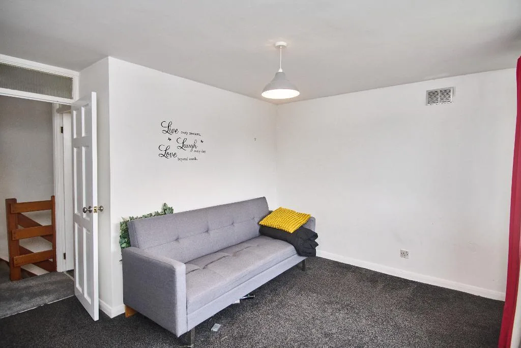 2 bedroom semi-detached house for rent