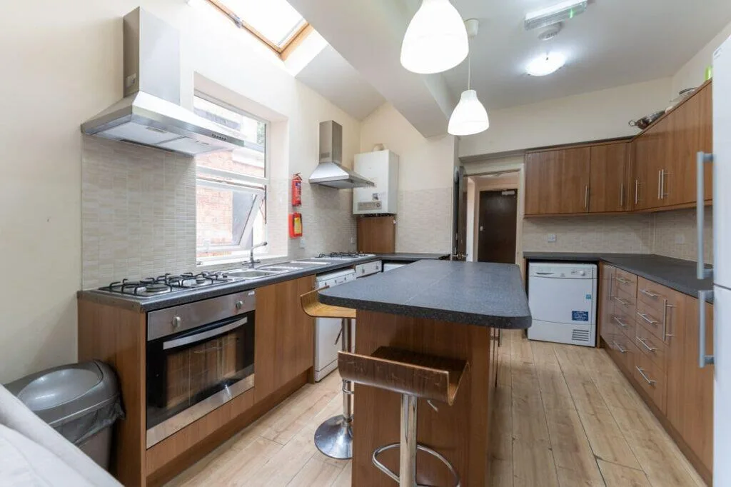 7 bedroom terraced house for rent