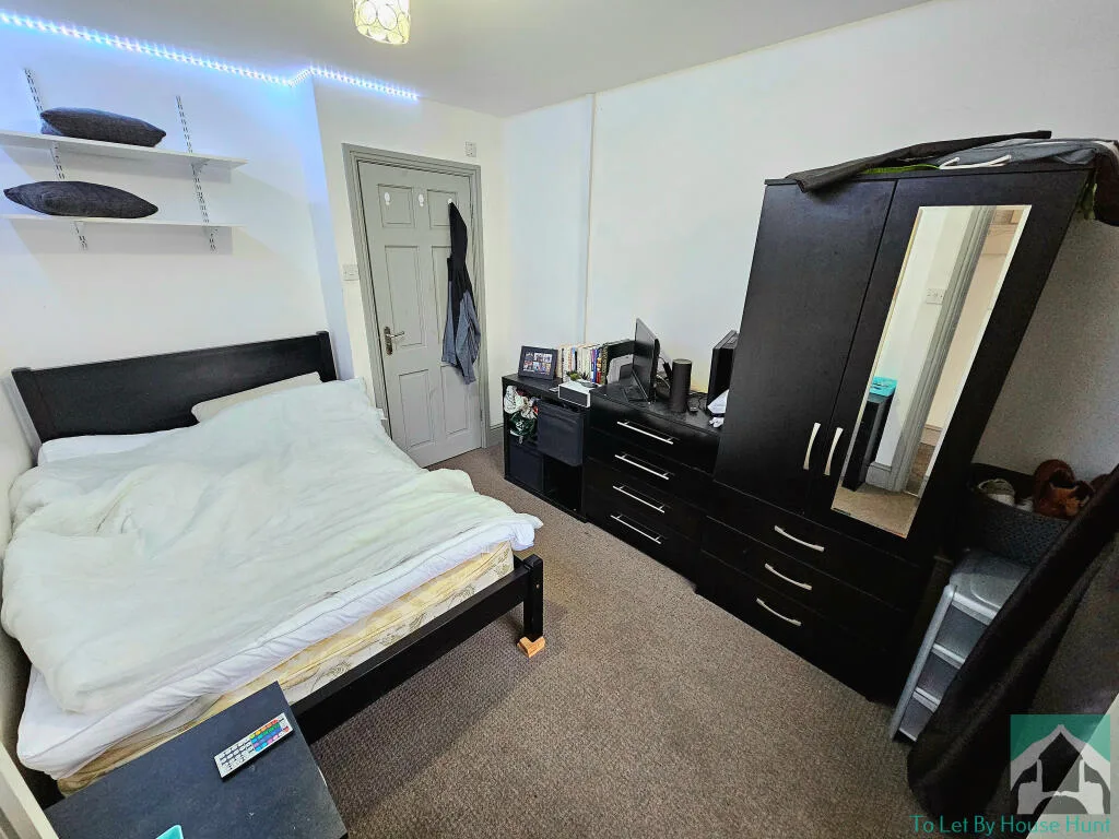 6 bedroom terraced house for rent