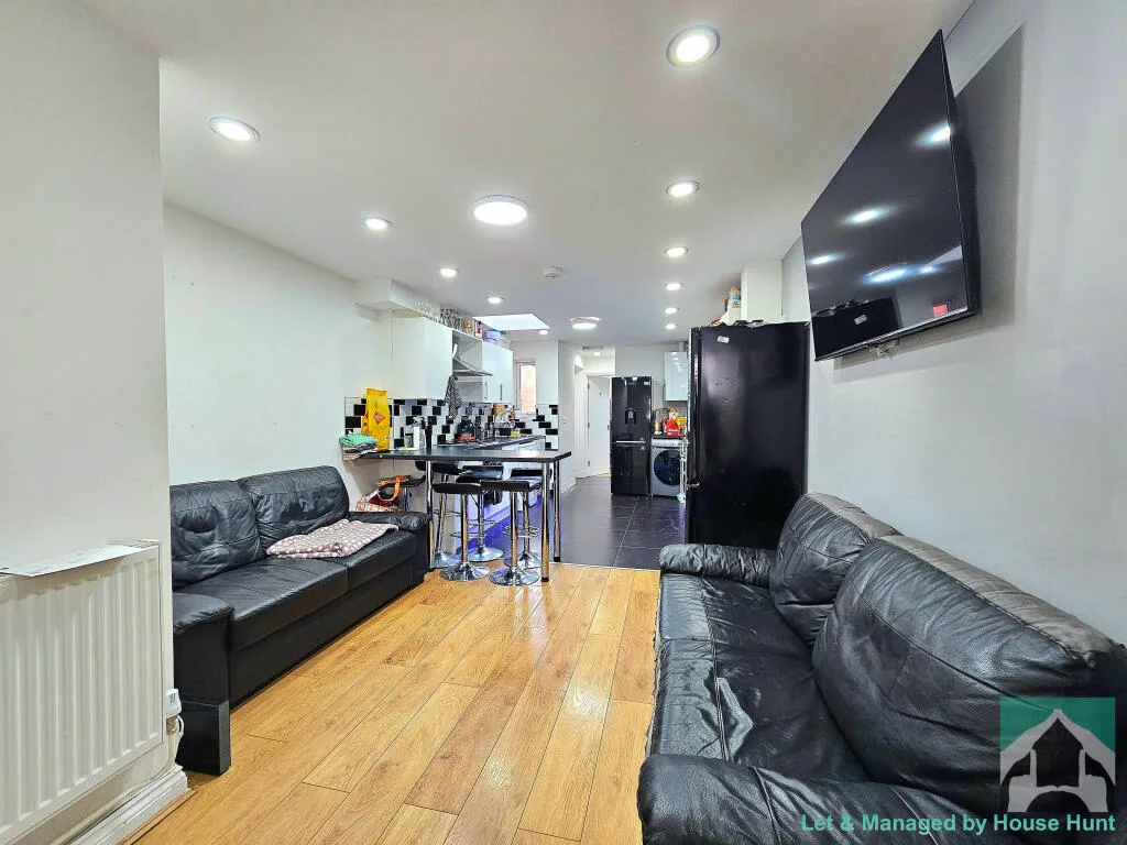 6 bedroom house for rent