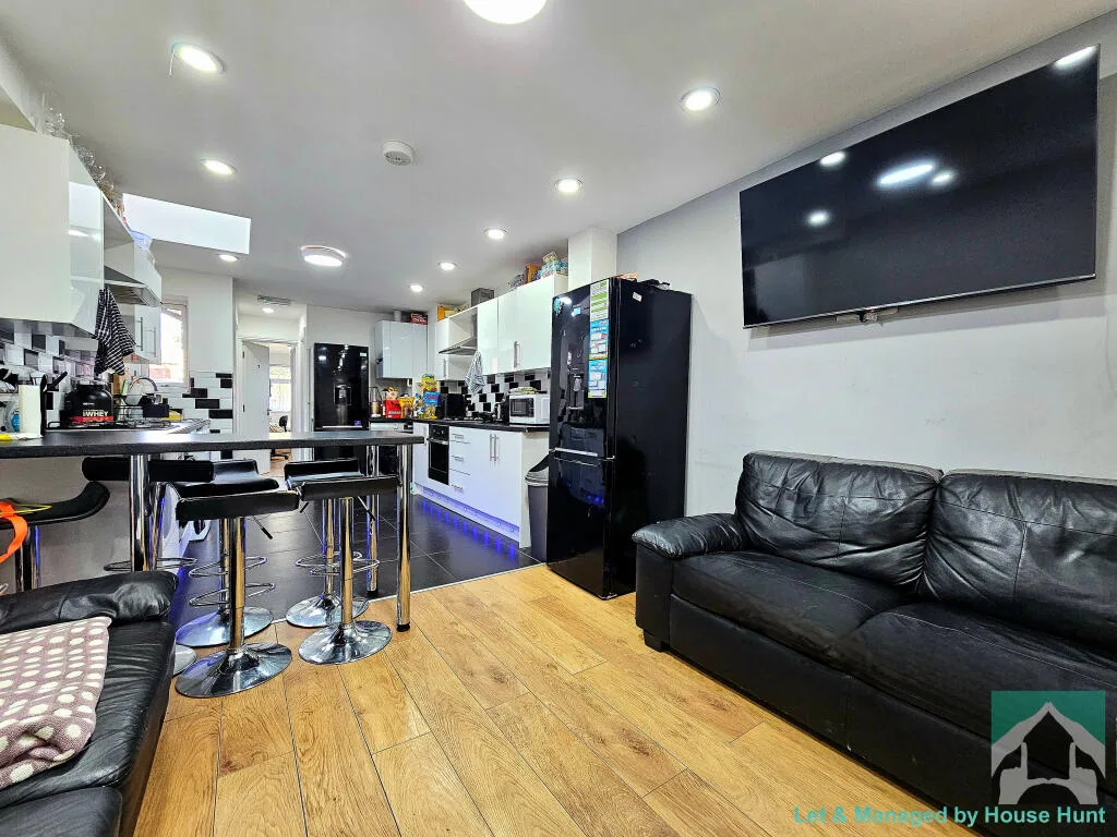 6 bedroom house for rent