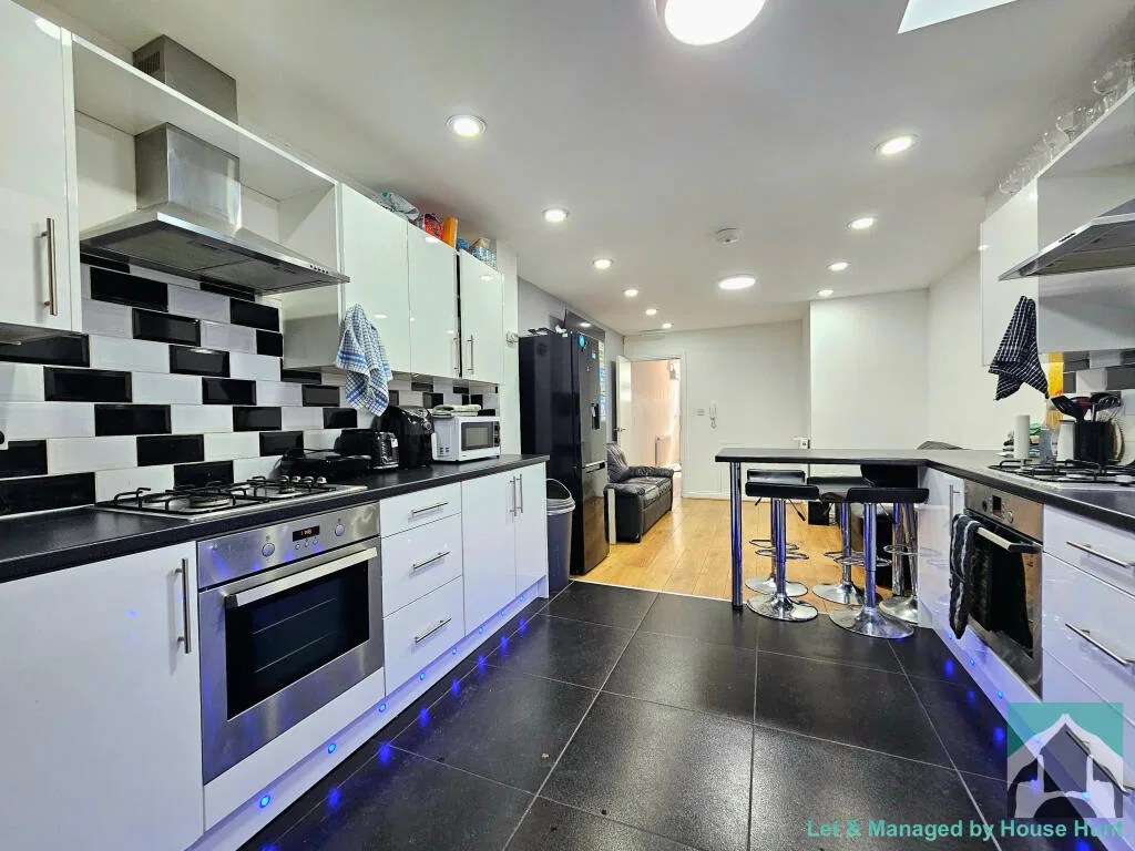 6 bedroom house for rent
