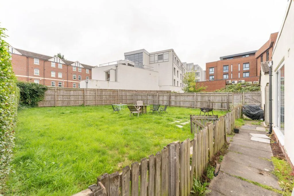 5 bedroom terraced house for rent