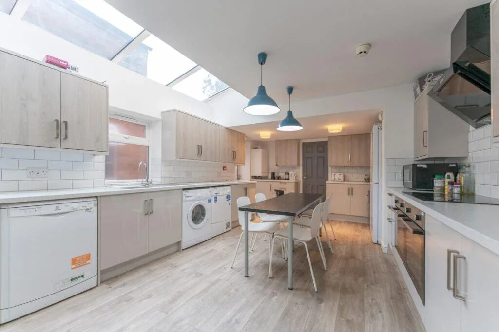 6 bedroom terraced house for rent