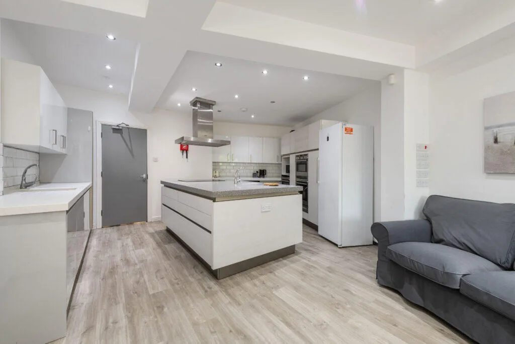5 bedroom semi-detached house for rent