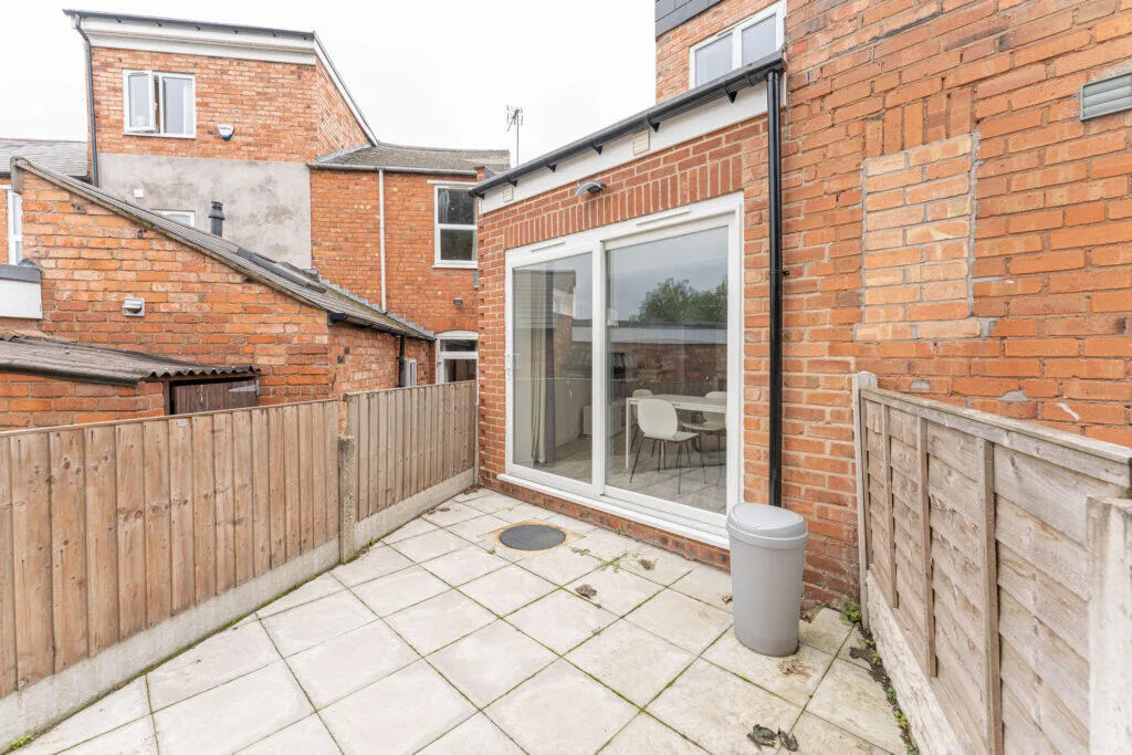 5 bedroom semi-detached house for rent