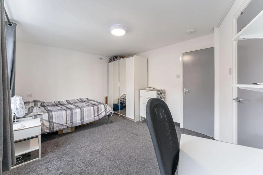 5 bedroom semi-detached house for rent