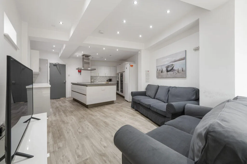 5 bedroom semi-detached house for rent