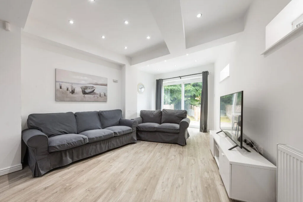 5 bedroom semi-detached house for rent