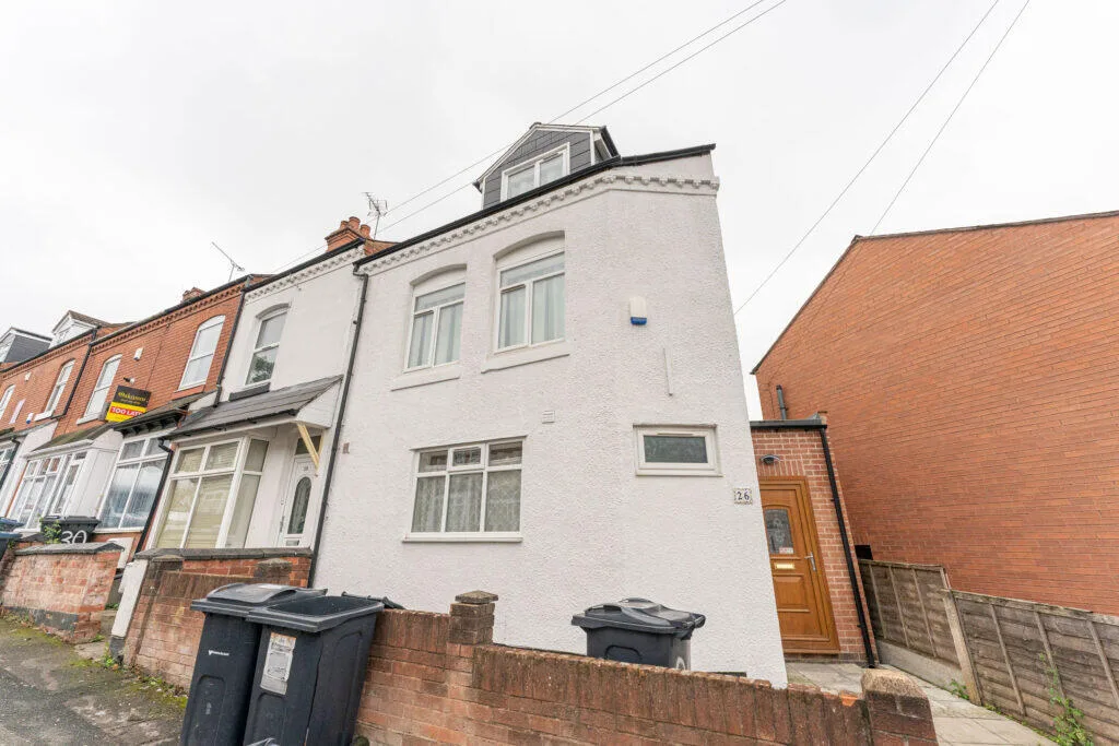5 bedroom semi-detached house for rent