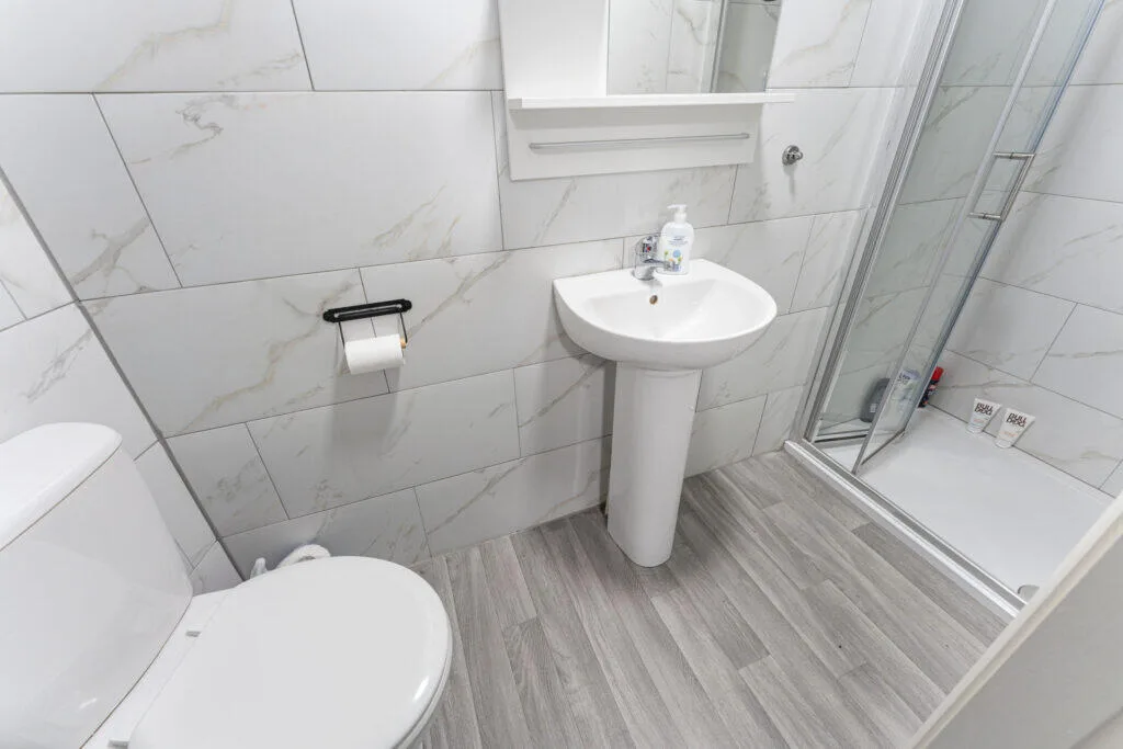 5 bedroom semi-detached house for rent