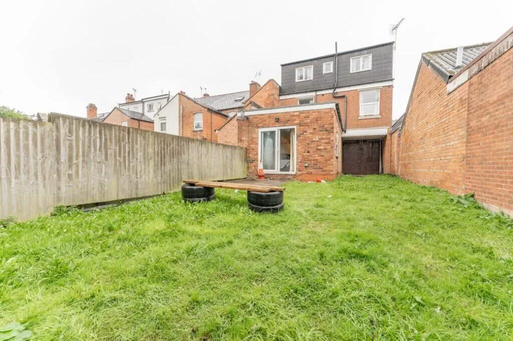 8 bedroom terraced house for rent