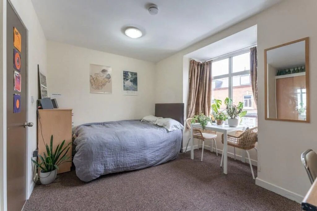 8 bedroom terraced house for rent