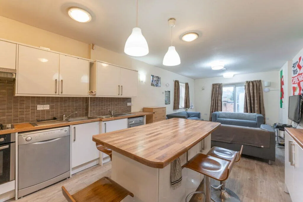 8 bedroom terraced house for rent