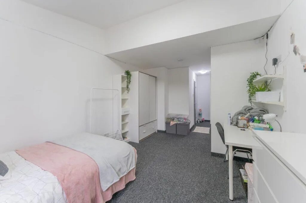 8 bedroom terraced house for rent