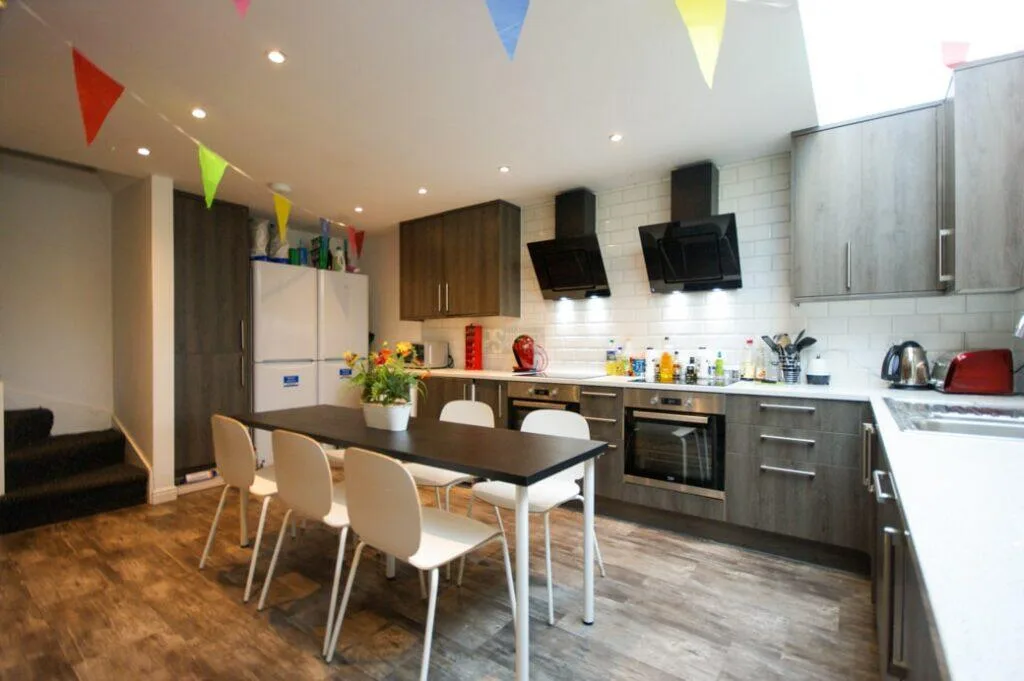 8 bedroom terraced house for rent