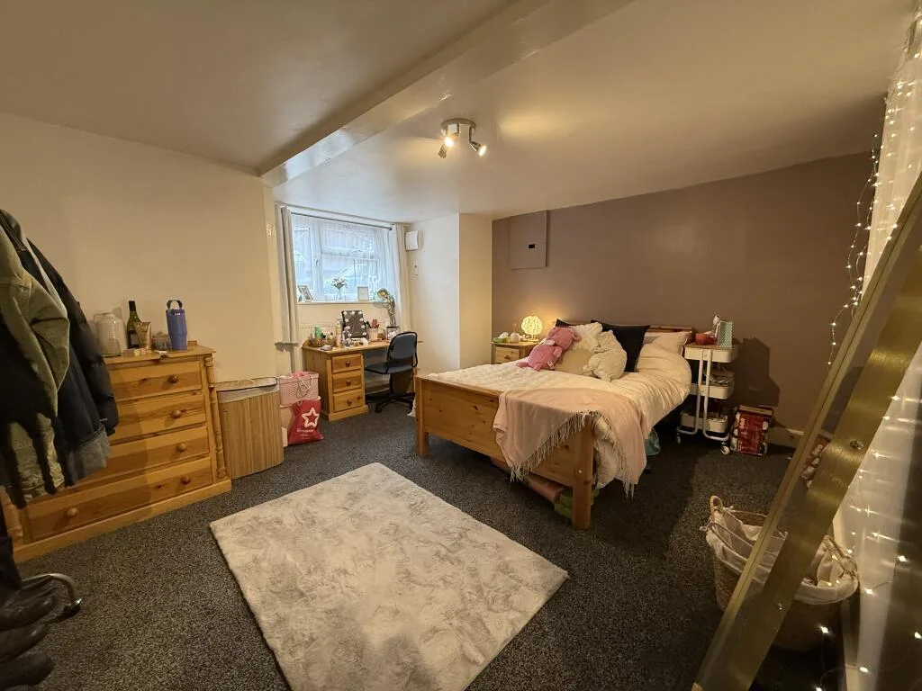 7 bedroom terraced house for rent
