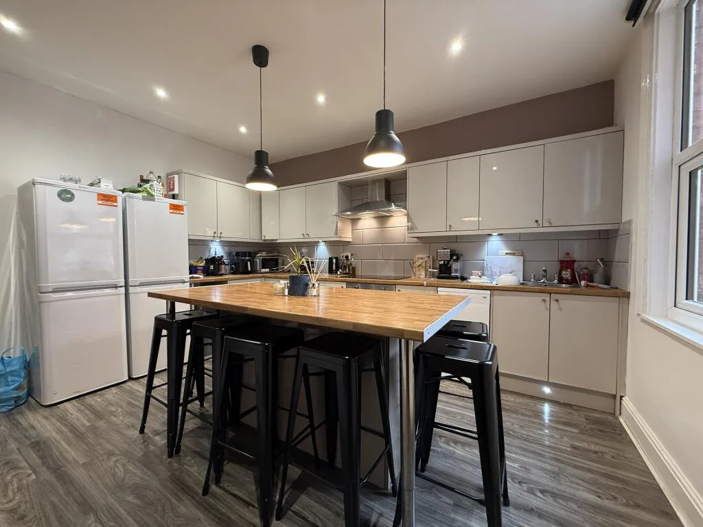 7 bedroom terraced house for rent
