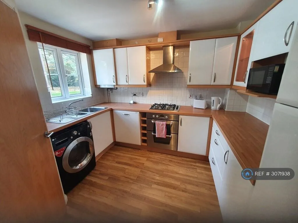 4 bedroom semi-detached house for rent