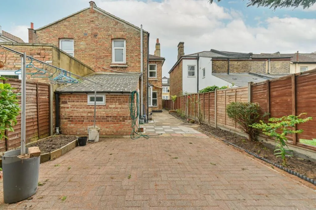 3 bedroom semi-detached house for rent