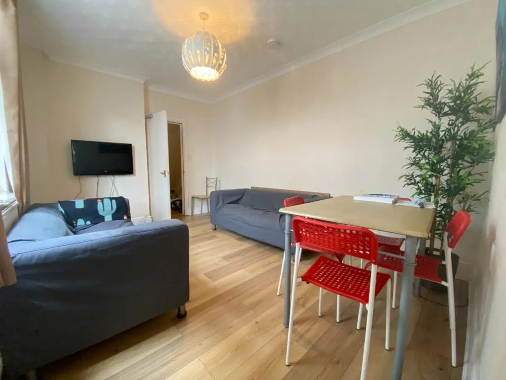 5 bedroom terraced house for rent