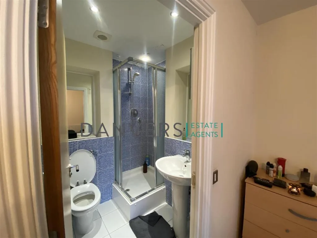 4 bedroom end of terrace house for rent