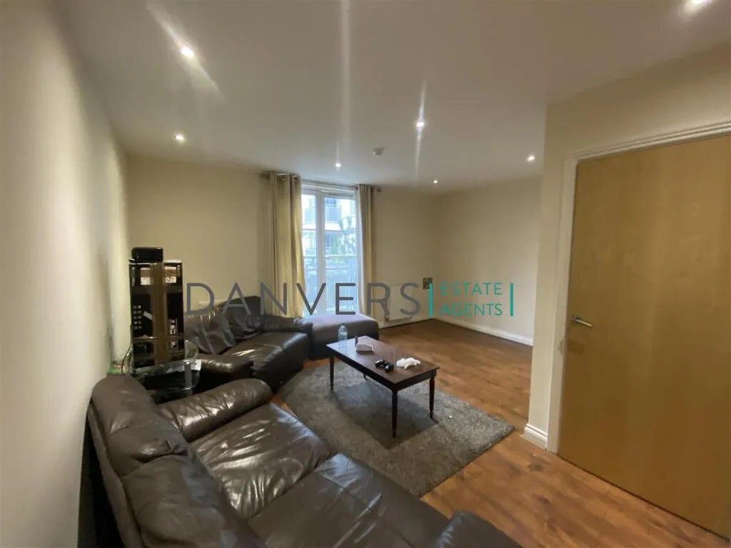 4 bedroom end of terrace house for rent