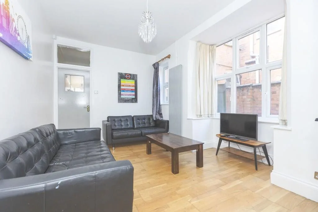 5 bedroom terraced house for rent