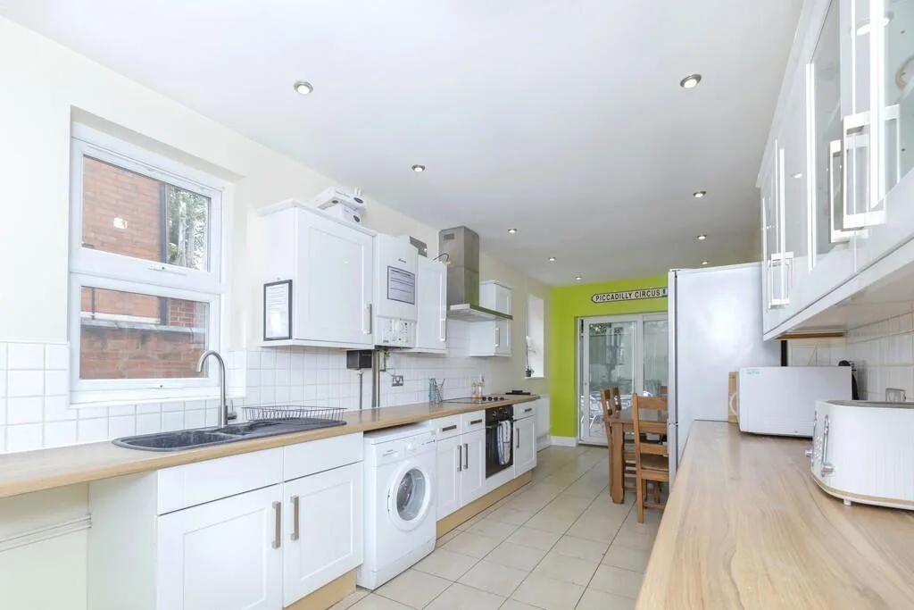 5 bedroom terraced house for rent