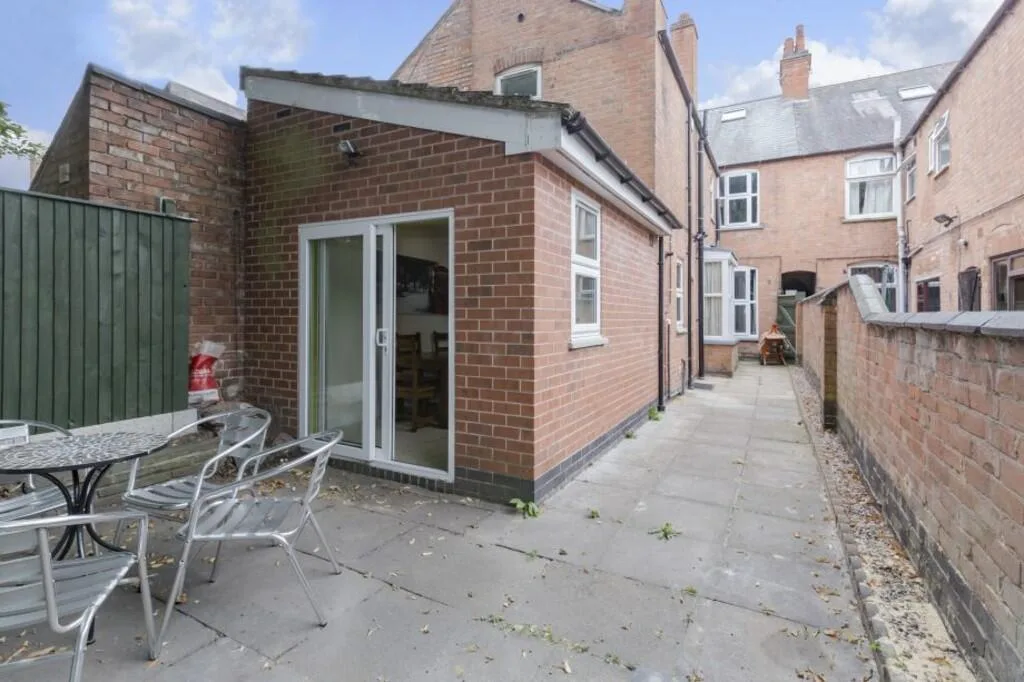 5 bedroom terraced house for rent