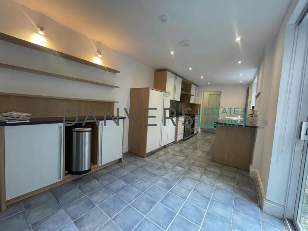 4 bedroom terraced house for rent
