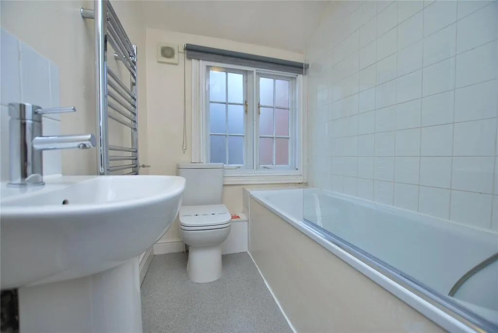2 bedroom maisonette for rent