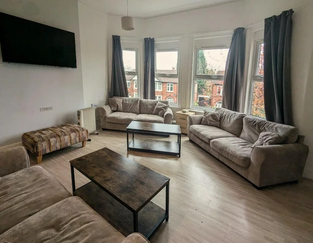 8 bedroom semi-detached house for rent
