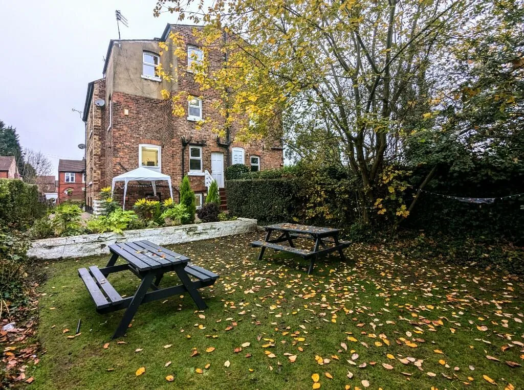 8 bedroom semi-detached house for rent