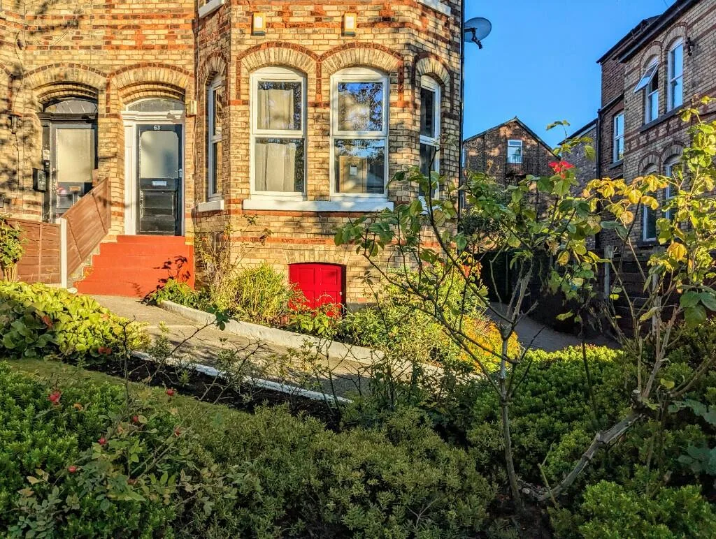 8 bedroom semi-detached house for rent
