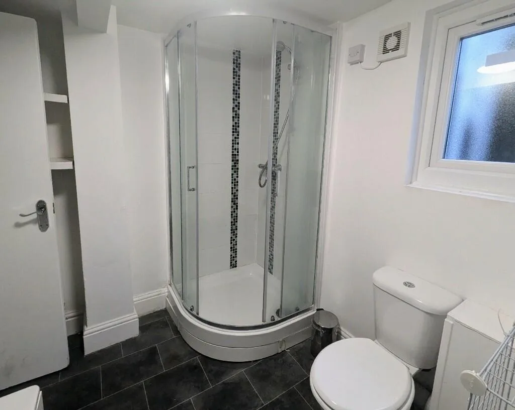 8 bedroom semi-detached house for rent