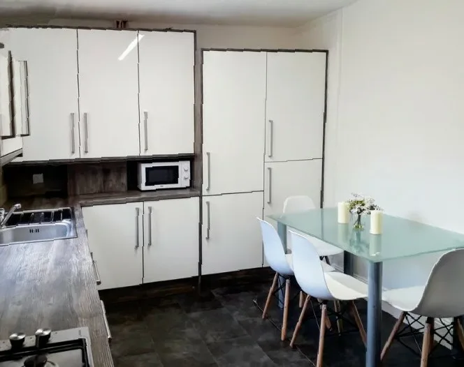 8 bedroom semi-detached house for rent