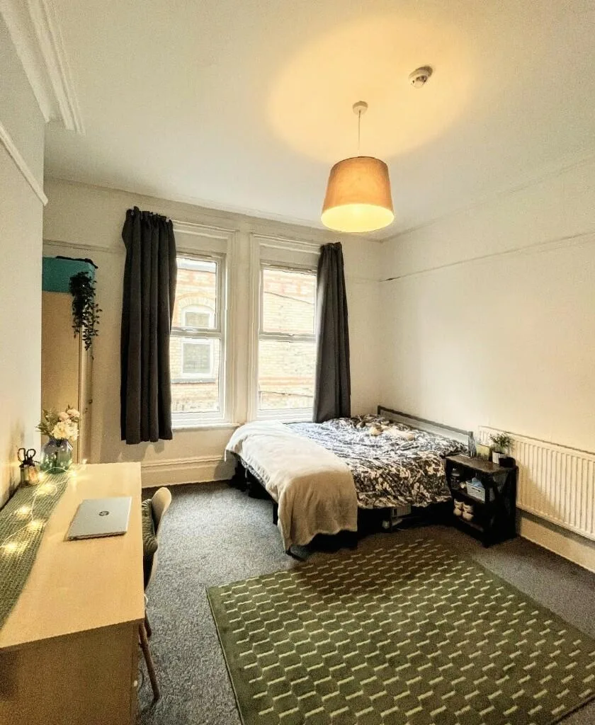 8 bedroom semi-detached house for rent