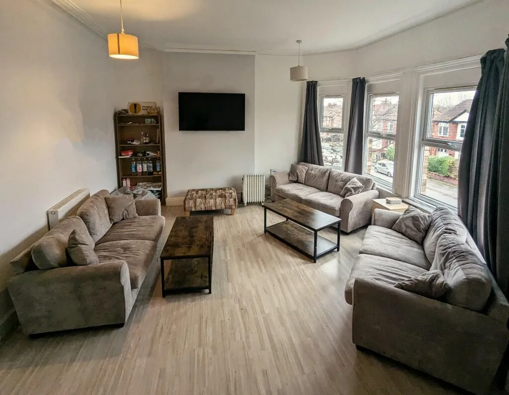 8 bedroom semi-detached house for rent